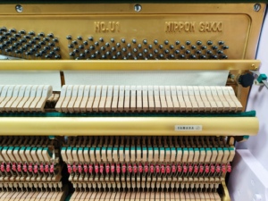 Piano Vertical Yamaha U1E Rosa Clásico, Importado de Japón, Artesanía Superior, Acabado Rosa de Alta Calidad, Rendimiento Suave - Product Image 4