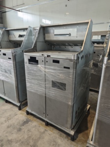 ตู้ควบคุม HMI เหล็กไม่เคลือบผิวทนทานพร้อมแผงหน้าจอด้านหน้าแบบเอียงสำหรับระบบอัตโนมัติทางอุตสาหกรรมและระบบโรงงาน - Product Image 3