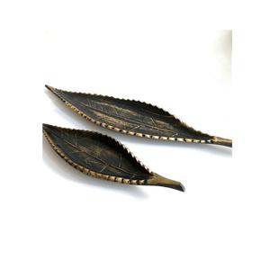 Plateau de service rond en fonte d'aluminium de forme classique et de texture sculptée idéal pour la charcuterie au fromage ou les fruits - Product Image 2