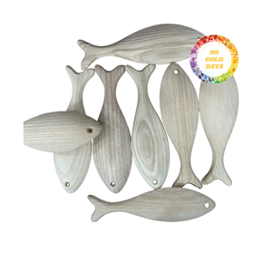 Élégant accent de poisson en bois pour les amateurs de décoration artisanale-Design traditionnel de haute qualité conçu pour une utilisation suspendue sur une étagère - Product Image 1