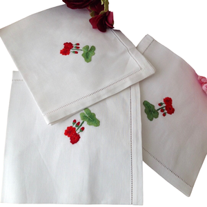 Servilletas bordadas hechas a mano de lino orgánico con forma cuadrada de monograma personalizado para ocasiones especiales de aniversario de boda - Product Image 5