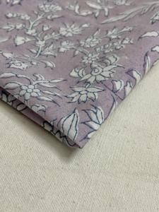 Tissu en coton imprimé à la main, motif floral Jaal mauve poussiéreux avec des motifs de vignes vintage - Product Image 4