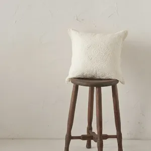 Housse de coussin de luxe authentique en dentelle crème à motifs brodés, design carré pour la décoration intérieure, sans rembourrage. - Product Image 1