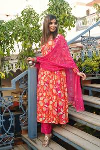 Alia Cut Anarkali Kurtis minimaliste Kurti avec col et col Acheter Kurtis en ligne en Inde Approvisionnement d'usine en gros - Product Image 4