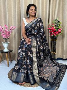 ชุดส่าหรีผ้าไหมโดลาพรีเมียม คอลเลคชั่นส่าหรีดีไซน์เก๋ พร้อมผ้าปาลูที่หรูหราและขอบปักดิ้นทอง เหมาะสำหรับงานแต่งงานของผู้หญิง - Product Image 3