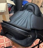 Selle anglaise synthétique sans arbre de qualité supérieure |   Équipement d'équitation confortable et durable pour le dressage à dos nu, équipement équestre personnalisé OEM X