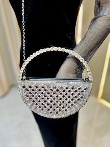 กระเป๋าคลัทช์ทรงกลมวิบวับสำหรับผู้หญิง กระเป๋าสะพายไหล่แบบมีสายโซ่สีเงิน กระเป๋าถือสำหรับงานแต่งงาน งานปาร์ตี้ กระเป๋าครึ่งวงกลมประดับเพชร - Product Image 4