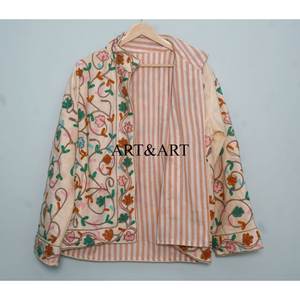 Chaqueta de Invierno de Secado Rápido, Ecológica, Acolchada de Terciopelo con Bordado Suzani 100% Algodón Hecho a Mano, con Estampado Floral y Botones - Product Image 6