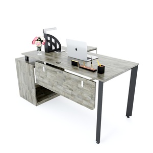 Chaise de bureau exécutive contemporaine avec revêtement en cuir et base triangulaire en acier - Product Image 1
