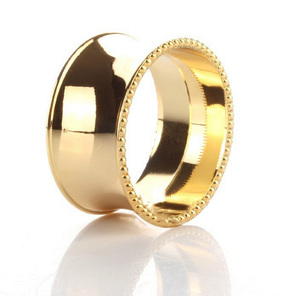 Rond de serviette en métal plaqué or, design moderne, finition de haute qualité pour la vaisselle de mariage, de dîner et de fête - Product Image 1