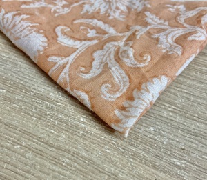 Tissu en coton imprimé à la main à motifs floraux vintage, base pêche, style floral indo-européen vintage - Product Image 3