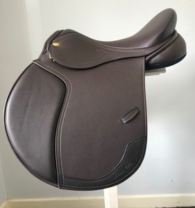 Selle en cuir professionnelle polyvalente avec assise profonde pour le travail au plat et le saut d'obstacles, offrant un ajustement confortable et une stabilité accrue lors de la pratique équestre. - Product Image 2
