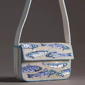 Bolso de hombro con solapa de cuentas de cristal plateadas y azules con diseño de pez, de moda, para mujer, ideal para fiestas de verano en la playa. - Product Image 1