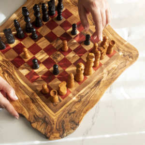 Échiquier en bois rustique à bords naturels avec tuiles rouges, plateau de jeu de forme irrégulière 28–64 cm, vente en gros - Product Image 5