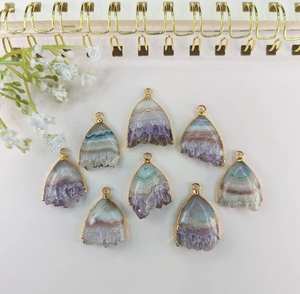Colgantes de rebanada de amatista en forma de fantasía, colgante de joyería de piedras preciosas únicas chapado en oro de 24K, colgante de regalo de boda - Product Image 1