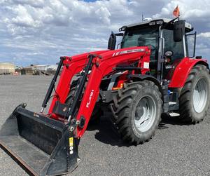 Tractor agrícola Massey Ferguson 5S.135 4x4 con tracción en las cuatro ruedas y cargador para uso agrícola disponible para la venta. - Product Image 2