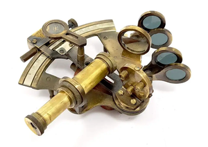 Sextant en laiton poli pour applications marines et navales décoratives avec partie de piston en bois - Product Image 4