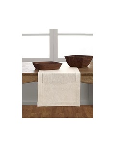 Chemins de table en lin côtier avec des broderies légères complétant les intérieurs de maisons au bord de la mer - Product Image 1