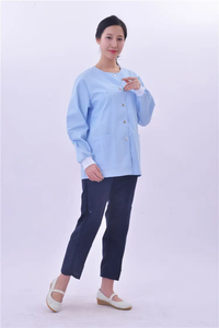 Veste de gommage médical Essential Layer avec tissu léger et chaud et ajustement professionnel pour les infirmières et le personnel de santé - Product Image 2