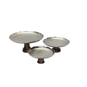 Décoration de table au design martelé, finition plaquée or, support à gâteau avec dôme en verre, utilisation pour les mariages, les fêtes et la restauration - Product Image 2