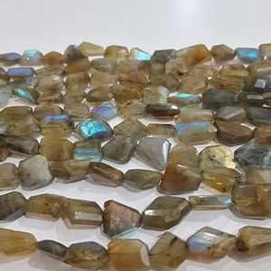 Bracelets en cristal de Labradorite grise naturelle 10-15mm Briolette dégringolée découpée au laser en forme de pépite à facettes 8 pouces de long brins - Product Image 1