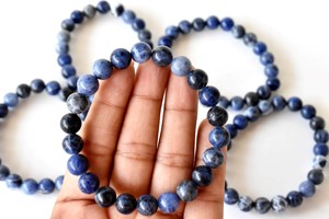 ขายส่งสร้อยข้อมือโซดาไลต์สีน้ำเงินคุณภาพสูง ขนาด 8 มม. ทรงกลม สำหรับการทำสมาธิและเป็นเครื่องประดับ - Product Image 4
