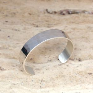 Bracelet ouvert élégant pour femmes en laiton plaqué argent avec gravure personnalisée, bracelet de créateur, cadeau de bijoux - Product Image 3