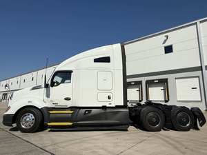 Camion semi-remorque T680 d'occasion économique 2021 - Camion avec cabine couchante à toit surélevé de 76 pouces, 450 CV, boîte automatique à 12 vitesses, AVEC GARANTIE - Product Image 4