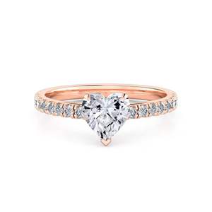 Anillo de Compromiso con Diamante de Laboratorio Solitario en Forma de Corazón con Engaste de Puntas - Product Image 4