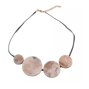 Le dernier collier de perles de résine de haute qualité poli de haute qualité pour les femmes de l'Inde. - Product Image 1