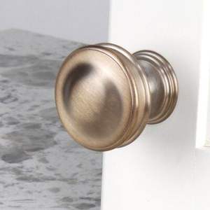 ลูกบิดประตูทองเหลืองเรียบหรูทันสมัย ออกแบบมาเพื่อการตกแต่งภายในแบบมินิมอลและใช้งานกับอุปกรณ์ประตูที่มีสไตล์ - Product Image 6