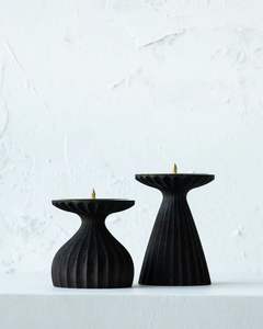 Supports sculpturaux noirs mats avec des détails élégants en relief. Disponible aux prix de gros. - Product Image 1