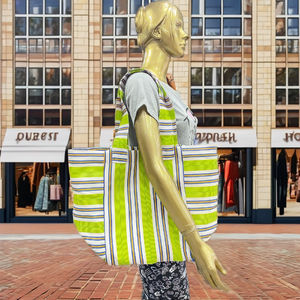 กระเป๋าชายหาดแฟชั่นไนลอนรีไซเคิลคุณภาพสูงพร้อมที่ปิดซิปลายทางและกระเป๋าใส่ขวดผลิตในอินเดีย - Product Image 3