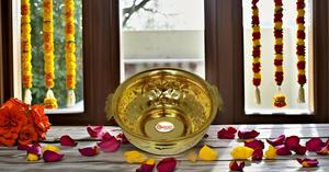 Bol et pot de fleurs traditionnels en laiton Urli fabriqués à la main de concepteur de 10 pouces pour la décoration intérieure pour les ustensiles de table de mariage - Product Image 4