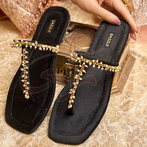 Chaînes de perles noires délicates, mélange parfait de style traditionnel, avec sangles latérales antidérapantes en velours suédé imprimé naturel - Product Image 4