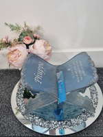 Lujoso soporte de Corán de resina hecho a mano con elegante caligrafía árabe ligero duradero y personalizable para espacios de oración