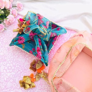 Cajas de regalo florales elegantes con envoltura de red decorativa Cajas de recuerdo de boda india Compromiso Mehndi Haldi Party Return Gifts - Product Image 3