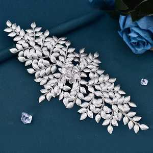 มงกุฎประดับเพชรเทียมสีเงิน Bridella BHP510-S พร้อมสายคาดศีรษะที่สวมใส่สบายและแน่นหนา เหมาะสำหรับงานแต่งงาน งานพรอม และงานพิธีการ - Product Image 3