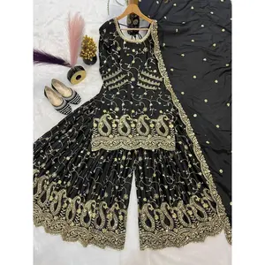 Ensemble de costume pour femme de créateur, orné de paillettes, brodé, pour les occasions spéciales - Product Image 2