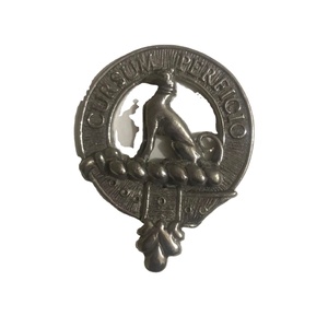 Badge ou épingle à kilt du blason du Clan Hunter. Il porte le blason du clan, qui représente un chien de chasse assis avec une couronne au col. - Product Image 1