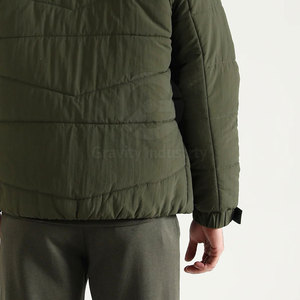 Blouson d'hiver pour homme fabriqué en usine, taille plus, col montant, logo sur le devant, couleurs et logo personnalisables, haute qualité, écologique - Product Image 6