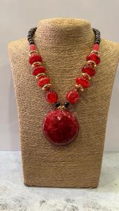 En collares gruesos de resina de color rosa hechos con cuentas de resina ideales para reventa en joyerías de moda - Product Image 3