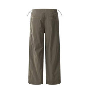 Pantalones cortavientos de nailon 100% para hombre al por mayor con bolsillos de carga con solapa lateral - Product Image 5