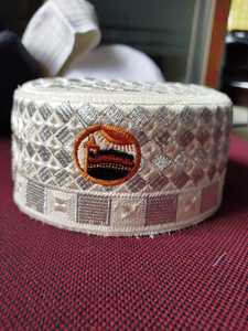 Chapeau de prière musulman exclusif Chapeau Sandale Bugis brodée en argent Kufi Tupi Topi Couronne rigide du Bangladesh - Product Image 2
