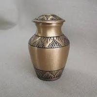 Urna de cremación de Metal caliente 2025, ataúd y ataúd, suministros funerarios de Metal de latón, urnas de cremación conmemorativas para cenizas de adultos para la mejor calidad