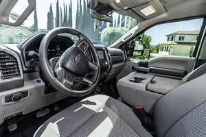 2023, usado, con poco kilometraje, transmisión automática, asientos de cuero, sin accidentes y listo para enviar. - Product Image 4