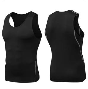 Ensemble de sport pour homme personnalisé en gros, débardeur de compression respirant à séchage rapide et short de sport avec découpes - Product Image 1