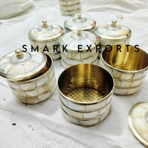 Exquisito MOP Inlay Brass Sindoor Box Elegante diseño hecho a mano para almacenamiento de polvo bermellón Artículo de Regalo perfecto - Product Image 3