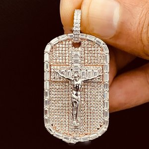 Colgante de Lujo Unisex de Plata de Ley 925 con Cruz de Jesús Personalizada Iced Out, Diamantes de Moissanita VVS, Estilo Hip Hop - Product Image 1