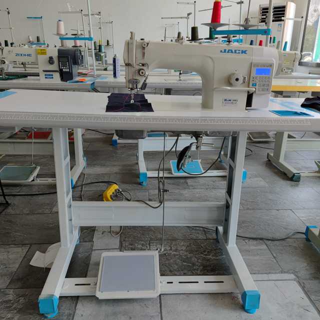Used Jack Shirley Flatbed Computerized Lockstitch Sewing Machine with Auto Ttrimmer Single Needle Industrial Sewing Machine